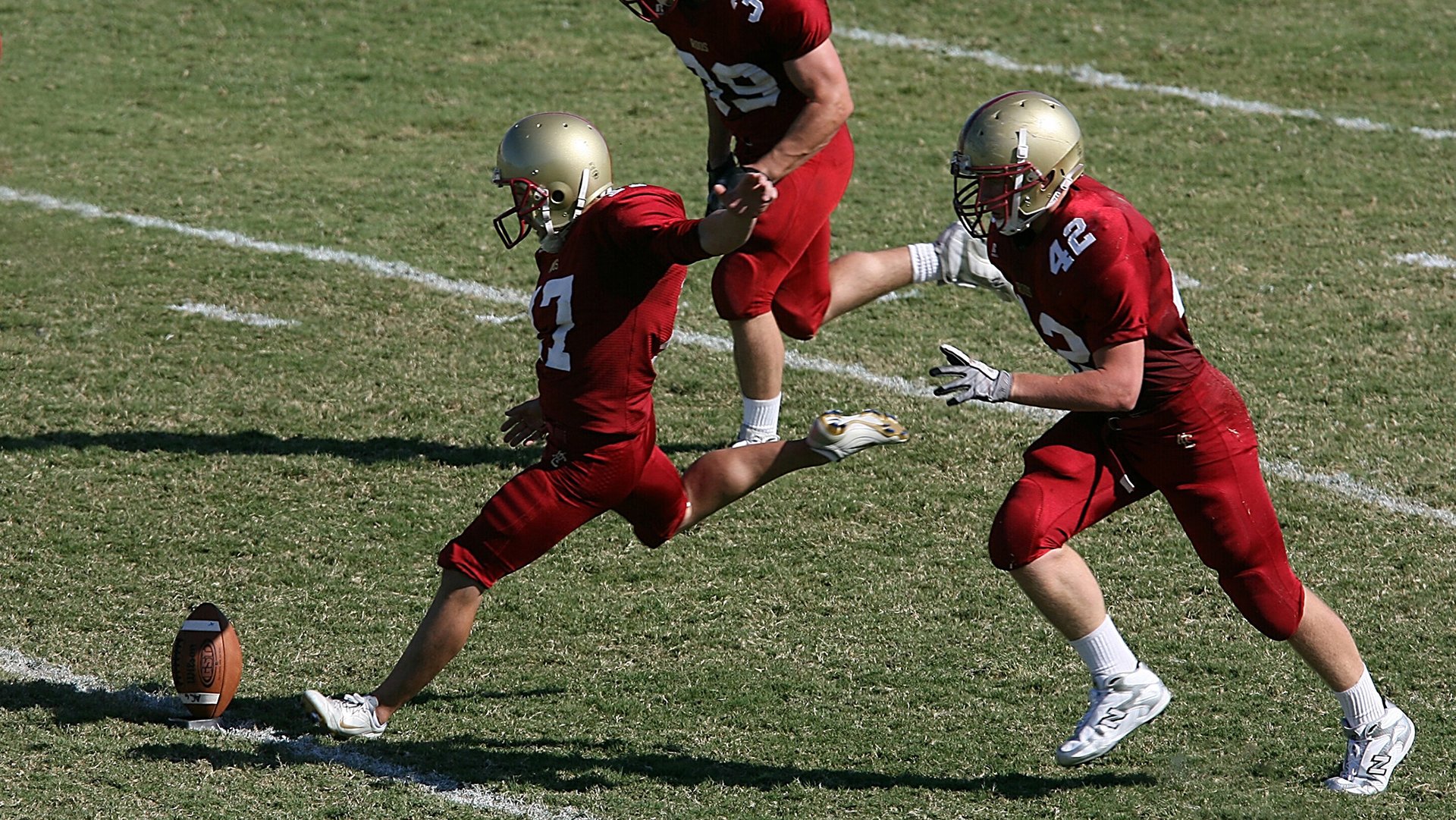 防守体系紧密，区域控制效果明显，进行防守